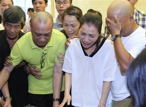 Hồng Ngọc ngã quỵ khóc bên lĩnh cữu bố