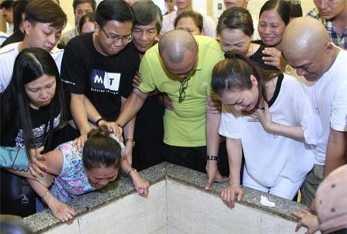 Hồng Ngọc ngã quỵ khóc bên lĩnh cữu bố