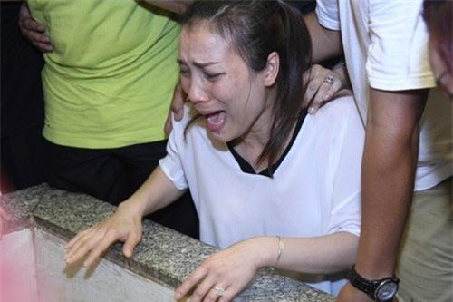 Hồng Ngọc ngã quỵ khóc bên lĩnh cữu bố