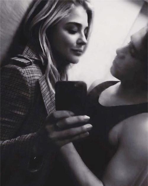 Khoảnh khắc lãng mạn của Brooklyn và Chloe Moretz.,