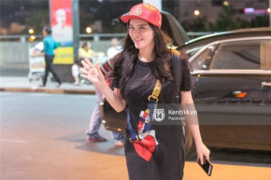 Lý Nhã Kỳ diện trang phục xì tin, đi xe sang ra sân bay để đến LHP Cannes - Ảnh 3.