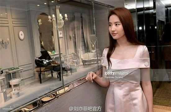 Can canh chiec vay lam trong 710 tieng cua Luu Diec Phi hinh anh 11