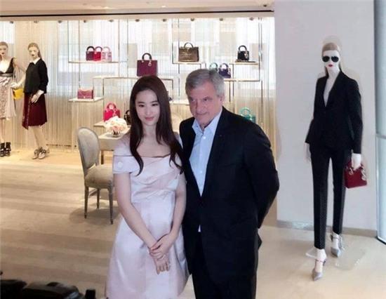 Can canh chiec vay lam trong 710 tieng cua Luu Diec Phi hinh anh 12