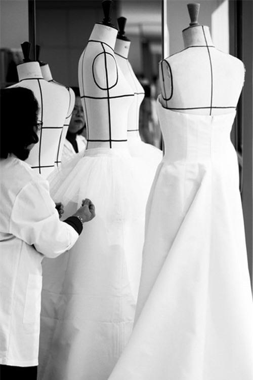 Can canh chiec vay lam trong 710 tieng cua Luu Diec Phi hinh anh 5