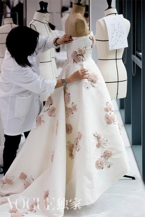 Can canh chiec vay lam trong 710 tieng cua Luu Diec Phi hinh anh 7