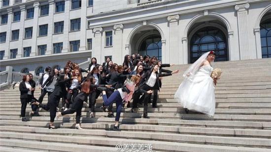 Ảnh kỷ yếu độc đáo ở Trung Quốc: Nam sinh duy nhất trong lớp hoá cô dâu, 34 nữ sinh là chú rể - Ảnh 1.