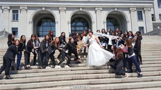 Ảnh kỷ yếu độc đáo ở Trung Quốc: Nam sinh duy nhất trong lớp hoá cô dâu, 34 nữ sinh là chú rể - Ảnh 2.