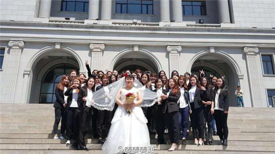 Ảnh kỷ yếu độc đáo ở Trung Quốc: Nam sinh duy nhất trong lớp hoá cô dâu, 34 nữ sinh là chú rể - Ảnh 3.