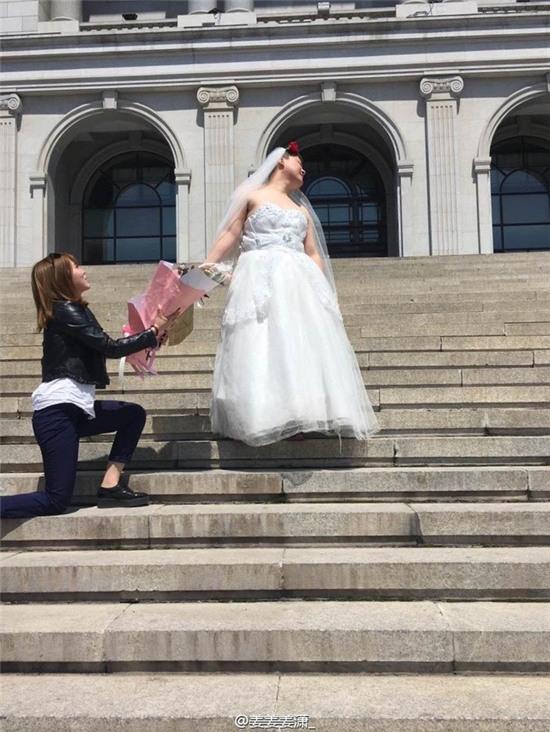 Ảnh kỷ yếu độc đáo ở Trung Quốc: Nam sinh duy nhất trong lớp hoá cô dâu, 34 nữ sinh là chú rể - Ảnh 4.