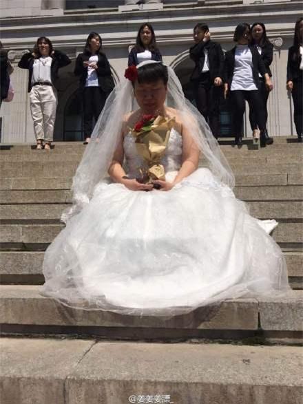Ảnh kỷ yếu độc đáo ở Trung Quốc: Nam sinh duy nhất trong lớp hoá cô dâu, 34 nữ sinh là chú rể - Ảnh 5.
