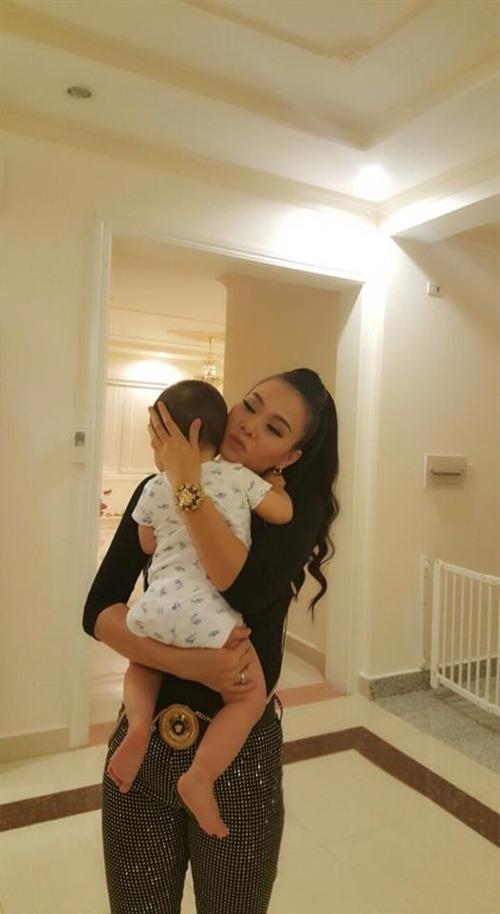 Thu Minh dành khá nhiều thời gian để chăm sóc con trai.