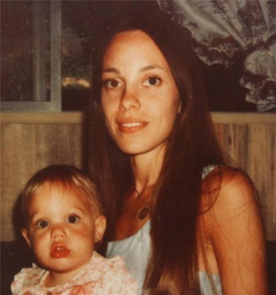 Clip: Angelina Jolie nén nước mắt kể về mẹ và những người phụ nữ kém may mắn trên thế giới - Ảnh 8.