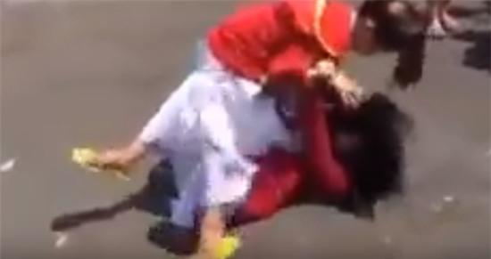 Xôn xao clip nữ sinh lớp 9 đánh bạn dã man rồi bắt quỳ xuống xin lỗi - Ảnh 2.