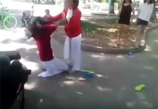 Xôn xao clip nữ sinh lớp 9 đánh bạn dã man rồi bắt quỳ xuống xin lỗi - Ảnh 3.