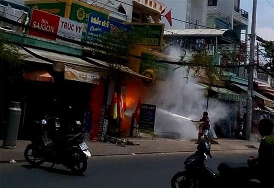 Phut kinh hoang thanh nien ngao da dot gas tu sat o Sai Gon hinh anh 2