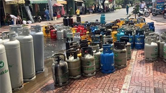 Phut kinh hoang thanh nien ngao da dot gas tu sat o Sai Gon hinh anh 3