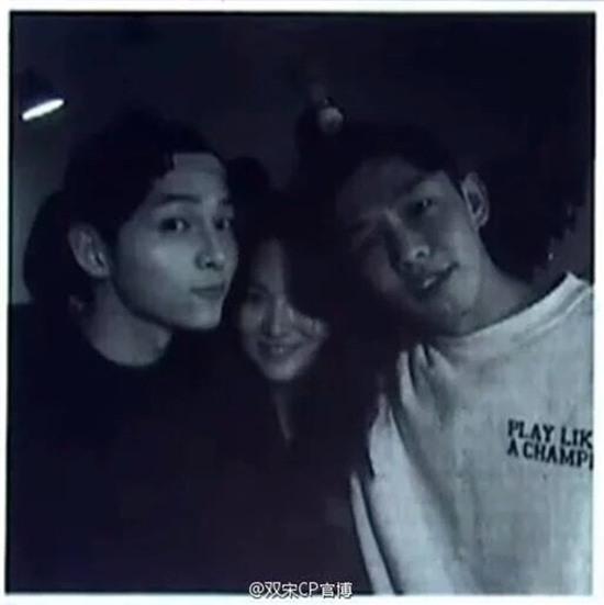 Song Joong Ki khoe ảnh thân mật hết cỡ với Song Hye Kyo và Yoo Ah In tại Bắc Kinh - Ảnh 1.