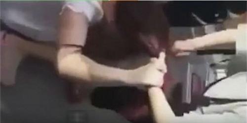 Kinh hoàng đánh ghen túm tóc, lột cả nội y nhân tình giữa đường - Ảnh 2