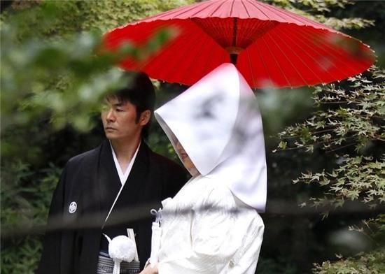 nhat: trao luu vo chong