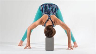 Tư thế đứng gập người rộng chân