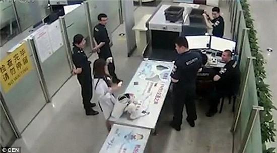 Nữ sinh Trung Quốc chảnh chọe tại sân bay, hắt nước vào người nhân viên hải quan - Ảnh 2.