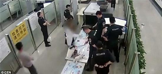 Nữ sinh Trung Quốc chảnh chọe tại sân bay, hắt nước vào người nhân viên hải quan - Ảnh 3.