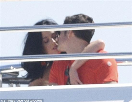 Katy Perry hôn Orlando Bloom tình tứ sau tin đồn anh ngoại tình với Selena - Ảnh 1.