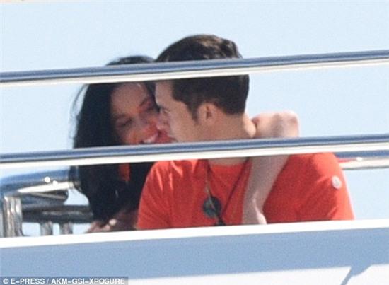 Katy Perry hôn Orlando Bloom tình tứ sau tin đồn anh ngoại tình với Selena - Ảnh 2.