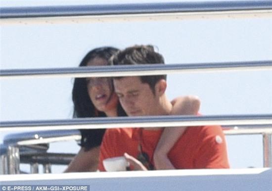 Katy Perry hôn Orlando Bloom tình tứ sau tin đồn anh ngoại tình với Selena - Ảnh 4.