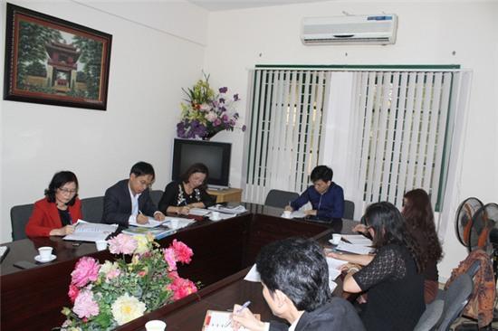 Lãnh đạo Trường THPT Trần Hưng Đạo (bìa trái) làm việc với những người tố cáo. Ảnh: T.G