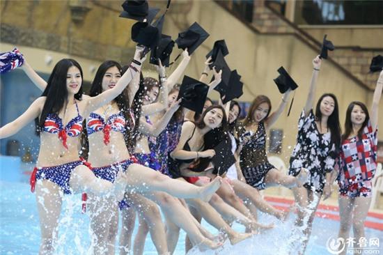 Chụp ảnh kỷ yếu với bikini - trào lưu mới của nữ sinh Trung Quốc? - Ảnh 1.