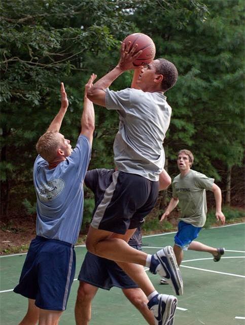  Trở thành nguyên thủ quốc gia, Tổng thống Obama vẫn chơi bóng rổ khi có thời gian 