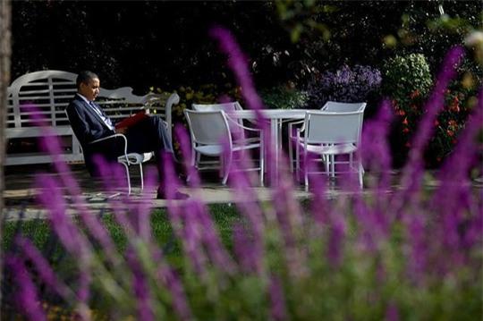 Giây phút đọc sách hiếm hoi của Tổng thống Obama