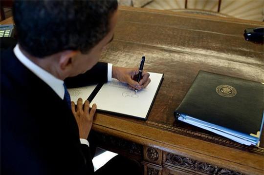 Tổng thống Obama ký bằng tay trái 