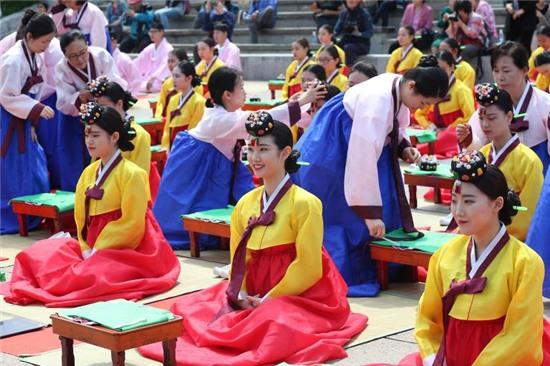 Lễ trưởng thành đánh dấu tuổi 20 tươi đẹp của giới trẻ Hàn Quốc