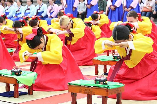 Lễ trưởng thành đánh dấu tuổi 20 tươi đẹp của giới trẻ Hàn Quốc