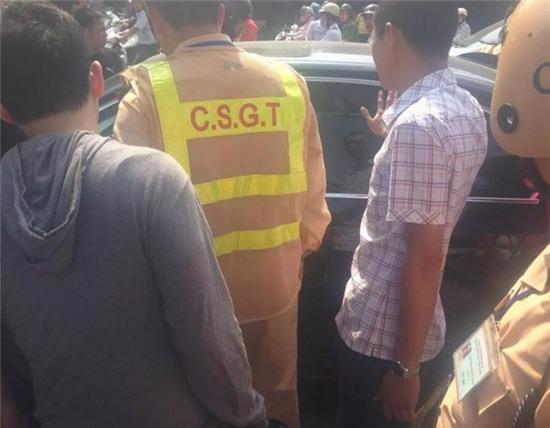 CSGT Hà Nội dùng búa phá cửa xe BMW cứu người - Ảnh 1.