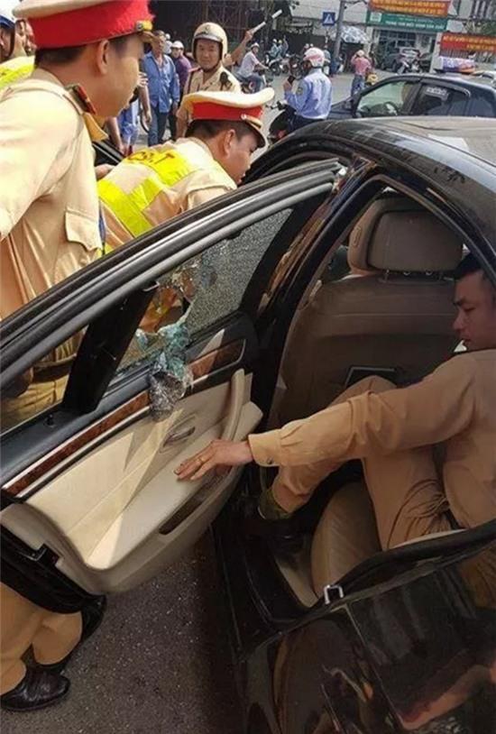 CSGT Hà Nội dùng búa phá cửa xe BMW cứu người - Ảnh 2.