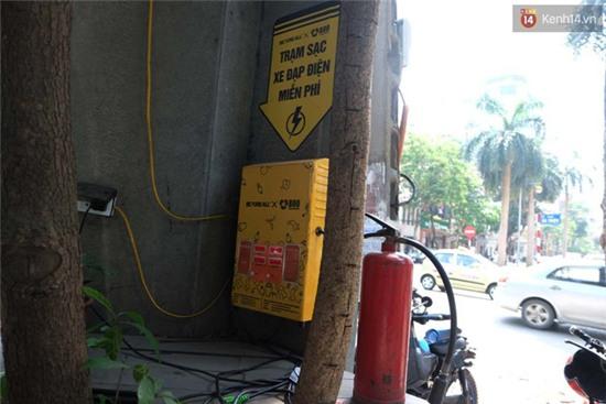 Cận cảnh những trạm sạc xe đạp điện miễn phí đầu tiên ở Hà Nội - Ảnh 3.