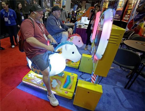 Trình 'cưỡi ngựa' của chú em còn kém xa anh lắm.