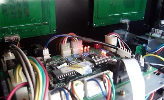 Hai cây xăng lắp chip gian lận tiền tỷ ở Hà Nội - Ảnh 1.