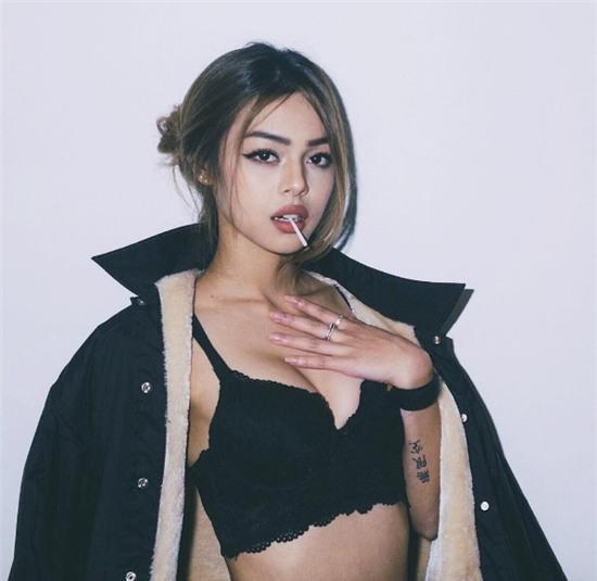 Nhờ 4 kiểu chụp hình này mà Lily Maymac dù bé xíu nhưng nhìn vẫn siêu sexy - Ảnh 13.