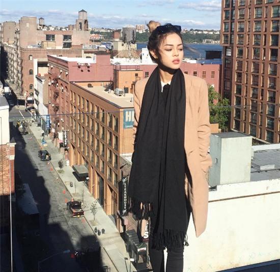 Nhờ 4 kiểu chụp hình này mà Lily Maymac dù bé xíu nhưng nhìn vẫn siêu sexy - Ảnh 35.