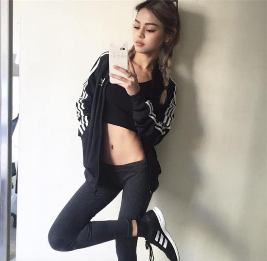 Nhờ 4 kiểu chụp hình này mà Lily Maymac dù bé xíu nhưng nhìn vẫn siêu sexy - Ảnh 36.