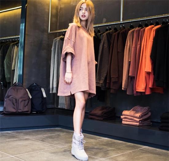 Nhờ 4 kiểu chụp hình này mà Lily Maymac dù bé xíu nhưng nhìn vẫn siêu sexy - Ảnh 42.