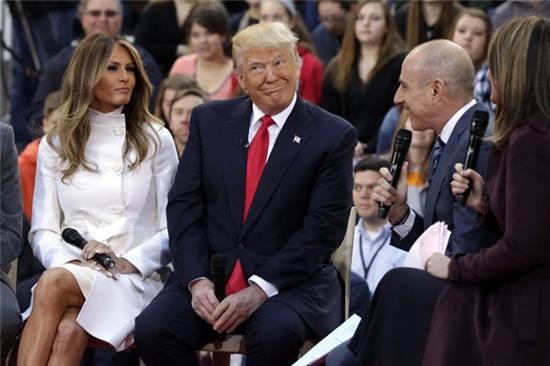 Vo Donald Trump: ‘Toi khong chi dep ma con thong minh' hinh anh 4