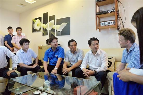 Chủ tịch UBND TP Hà Nội Nguyễn Đức Chung biểu dương ông Tây lội mương dọn rác - Ảnh 1.