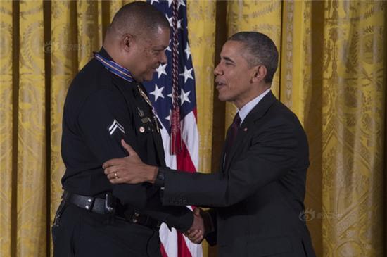 Cao 1m85, vậy mà Tổng thống Obama cũng có lúc phải bối rối vì chiều cao khiêm tốn của mình - Ảnh 4.