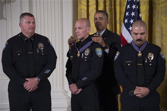 Cao 1m85, vậy mà Tổng thống Obama cũng có lúc phải bối rối vì chiều cao khiêm tốn của mình - Ảnh 6.