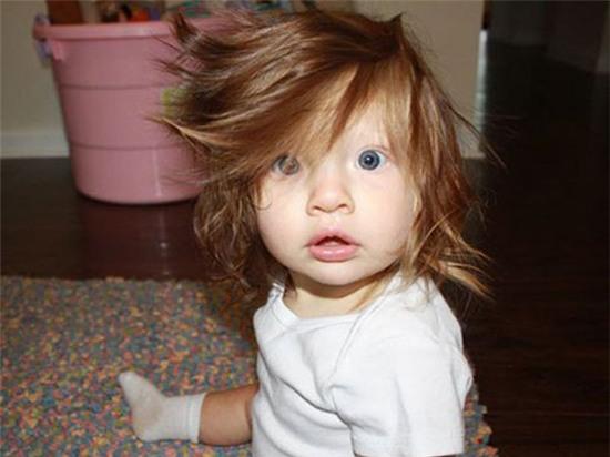 Mái tóc như ‘thiếu nữ' của nhóc tì.